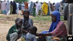 Nigeriyadagi mahalliy qochqin oilalar. "Boko Haram" Nigeriya shimoli, aholisi asosan musulmonlardan iborat hududda islomiy davlat qurish uchun kurashayotganini ta'kidlaydi.