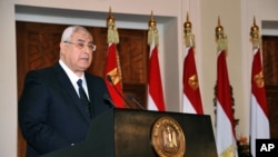 Misr muvaqqat prezidenti Odil Mansur yangi konstitutsiya loyihasi ustida ishlagan guruh a'zolariga murojaat qilmoqda, Qohira, 14-dekabr, 2013-yil