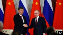 Президент Росії Володимир Путін і голова Китаю Сі Цзіньпін під час церемонії підписання угоди після їхніх переговорів у Великому Кремлівському палаці в Москві, Росія, 21 березня 2023 року. Сі та Путін хвалили один одного та говорили про глибоку дружбу. Фото Sputnik/AP