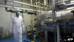 Kỹ thuật viên Iran làm việc tại nhà máy hạt nhân bên ngoài thành phố Isfahan (ảnh tư liệu)