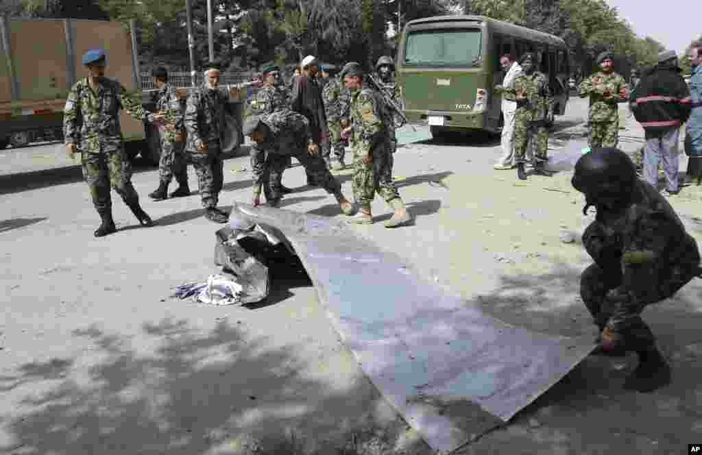 Afg&#39;on askarlari portlash yuz bergan hududni tozalamoqda, Kobul, 2-iyul, 2014-yil.