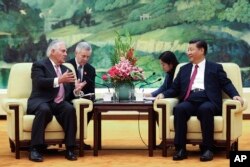 AQSh Davlat kotibi Reks Tillerson (chapda) Xitoy Prezidenti Si Zinpin bilan, Pekin, 30-sentabr, 2017-yil.