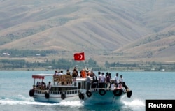 Van gölü Türkiyənin ən iri gölüdür.
