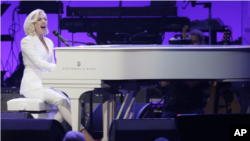 Lady Gaga durante un concierto para recaudar fondos para las víctimas de los huracanes en EE.UU. College Station, Texas, 21 de octubre de 2017.