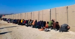 Suriyaning Hasaka shahridagi al-Sina qamoqxonasiga hujum qilgan "Islomiy davlat" jangarilari, deya bayon qiladi AQShning kurd hamkorlari. Surat 2022-yilning 21-yanvar kuni olingan.