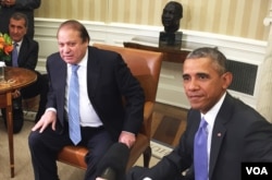 Pakistan's Prime Minister Nawaz Sharif (l) and President Barack Obama at the White House, Oct 22, 2015 (VOA photo - Aru Pande).