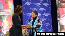 Oynihol Bobonazarova AQSh prezident rafiqasi Mishel Obama bilan, 4-mart, 2014, Vashington