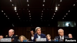 Davlat kotibi Jon Kerri, Pentagon rahbari Chak Xeygl va general Martin Dempsi senatorlar savollariga javob berar ekan, qo'mitaning 10 vakili harbiy amaliyotni yoqladi. Yetti a'zo esa rad javobi berdi.
