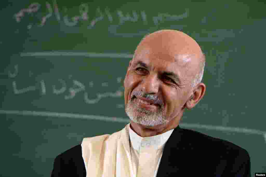 Prezident Ashraf G&#39;ani Kobuldagi Amani maktabiga tashrif buyurdi, 30-sentabr, 2014-yil. 