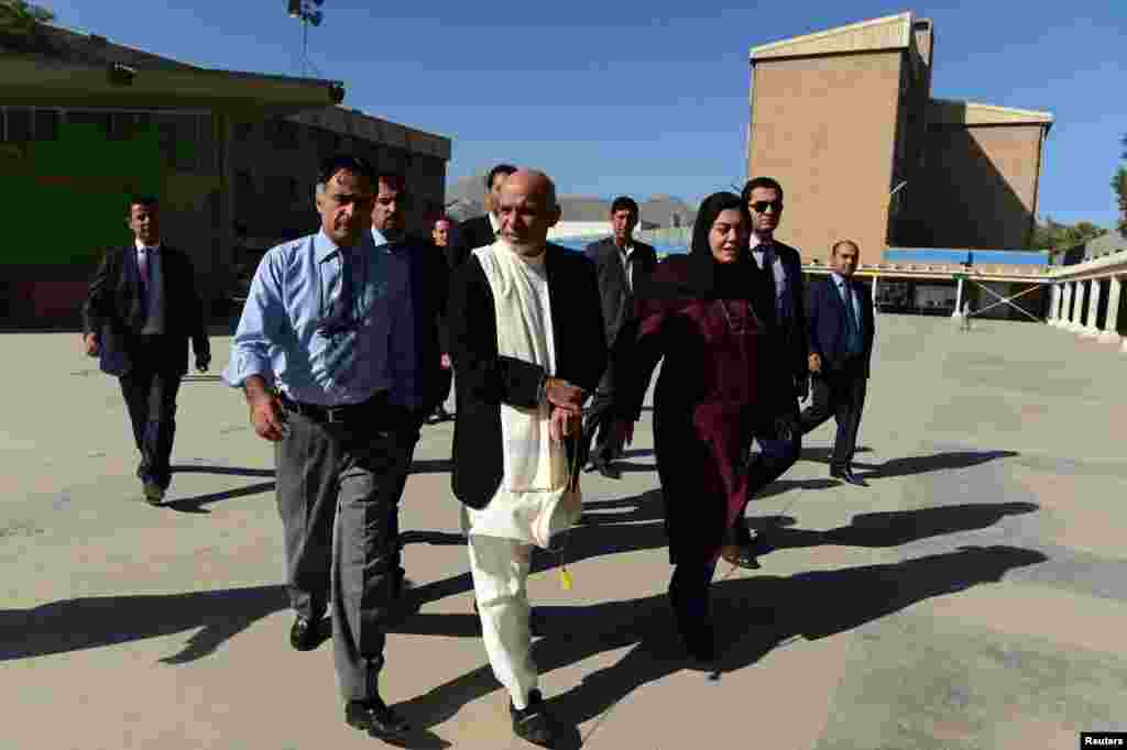 Prezident Ashraf G&#39;ani Kobuldagi Amani maktabiga tashrif buyurdi, 30-sentabr, 2014-yil. 