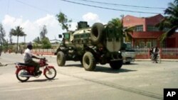 Blindado da Força de Intervenção Rápida circulando nas ruas da cidade de Quelimane.