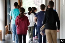 Anak-anak sekolah di Bischheim, di luar Strasbourg, Prancis timur, Selasa, 1 September 2020. (Foto: AP)