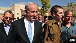 Gilad Shalitni vatanda Bosh vazir Benyamin Netanyaxu qarshi oldi