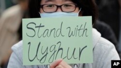 Gonkongdagi namoyishlarda uyg'urlar tarafini olib chiqqan fuqarolar 