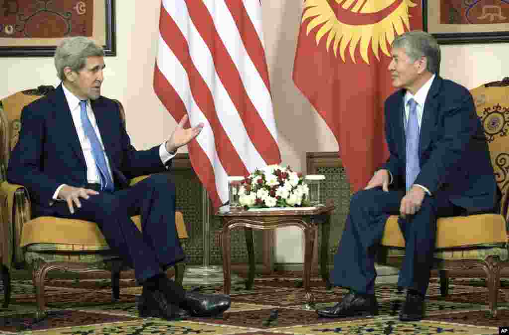 AQSh Davlat kotibi Jon Kerri Qirg'iziston rahbari Almazbek Atambayev bilan, Bishkek, 31-oktabr, 2015