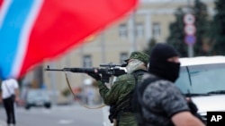 Donetsk Xalq Respublikasi jangchilari Donetsk shahrida, Ukraina, 13-iyul, 2014-yil