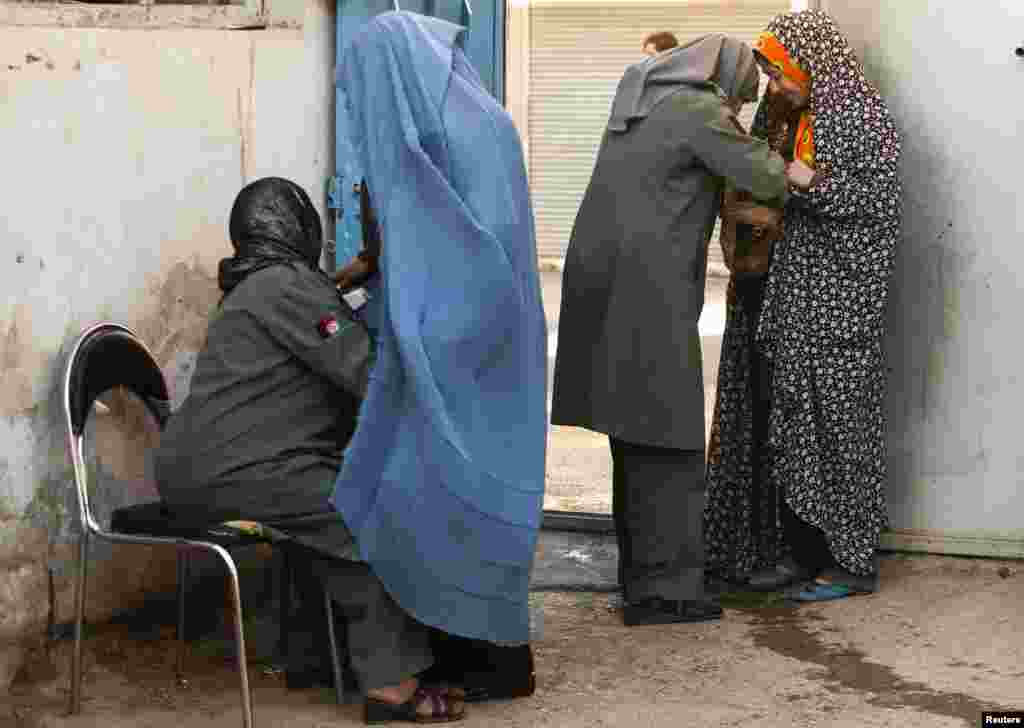 Afg'on politsiyachi ayollari Hirotda xotin-qizlarni tekshirmoqda
