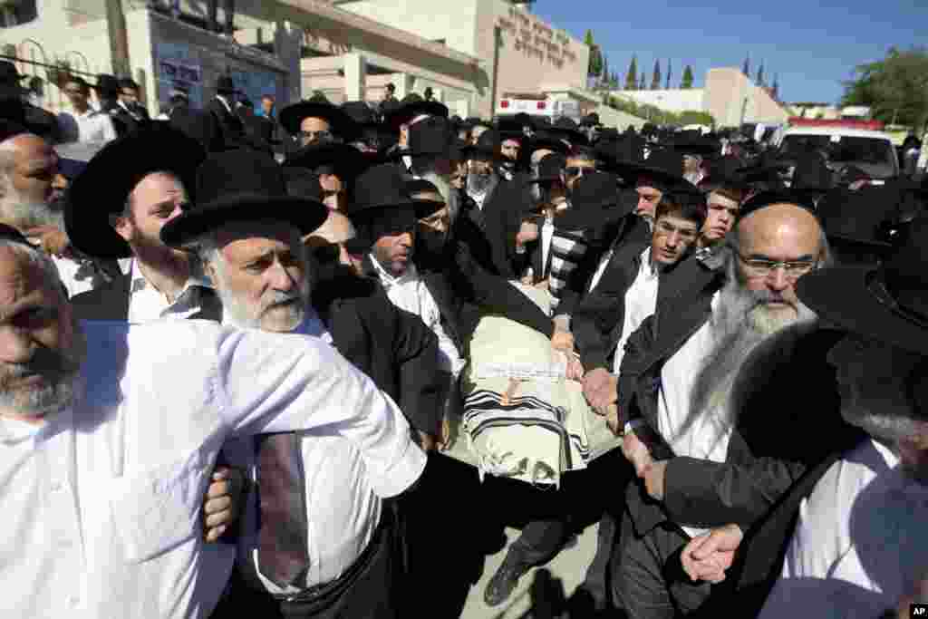 Quddusda yahudiy o&#39;smir, 17 yoshli Shalom Baadanining dafn marosimi. 