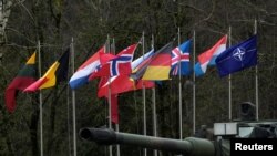 NATO a'zolarining bayroqlari, Rukla habiy bazasi, Litva, 22-fevral, 2022 