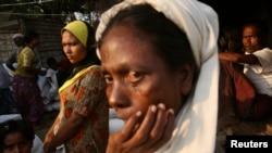 Người Rohingya chờ đợi để nhận phẩm vật cứu trợ của WFP tại trại tị nạn Thae Chaung ở Sittwe, bang Rakhine.