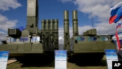 Hệ thống phòng không tinh vi S-300 của Nga được trưng bày tại triển lãm hàng không MAKS ở Zhukovsky, bên ngoài Moscow, Nga, 27/8/2013. 