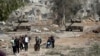 Warga Palestina melarikan diri ke Gaza utara ketika tank Israel memblokir jalan Salah al-Din di Jalur Gaza tengah pada 24 November 2023. (Foto: AP)