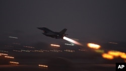AQSh qiruvchi samolyoti terrorchilar istehkomlarini yo'q qilish uchun Turkiyaning Injirlik aviabazasidan havoga ko'tarilmoqda, 12-avgust, 2015-yil.