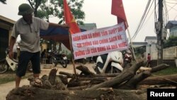 Người dân Đồng Tâm chặn lối vào làng để phản đối chính quyền bắt người vào tháng 4 năm 2017.