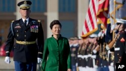 Pentagon, Amerika Mudofaa vazirligi Janubiy Koreya rahbarining sharafiga payshanba kuni dabdabali parad o'tkazdi.Pakning Pentagonga kelishi ikki davlat rishtalari qalin ekaniga ishora sifatida ko'riladi. 