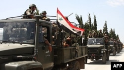 Các nhà hoạt động nói rằng binh sĩ Syria đã mở cuộc đột kích các ngôi làng ủng hộ phe đối lập ở vùng Jabal al-Zawiya thuộc tỉnh Idlib ở miền bắc, sát hại 4 người