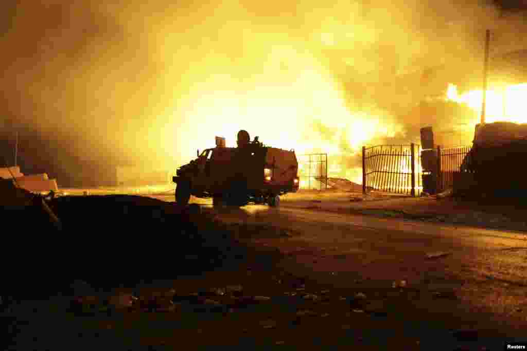 Raketa nishoniga aylangan binoda katta yong&#39;in yuz berdi, Tripoli, 23-avgust, 2014-yil.