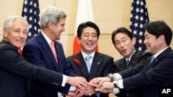 Yaponiya bosh vaziri Shinzo Abe (o'rtada), AQSh mudofaa vaziri Chak Xeygl (chapda), AQSh davlat kotibi Jon Kerri (chapdan ikkinchi), Yaponiya tashqi ishlar vaziri Fumio Kishida (o'ngdan ikkinchi) va Yaponiya mudofaa vaziri Itsunori Onodera Tokioda uchrashuvdan so'ng, 3-oktabr, 2013-yil