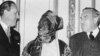  Sir Ahmadu Bello, (tsakiya sanye da rawani) tare da wasu turawan Birtaniya yayin wani taron samar da kundin tsarin mulki ga Najeriya da aka yi London a 1957.