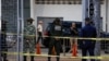Miembros de la Guardia Nacional y la Milicia Bolivariana de Venezuela montan guardia afuera de un colegio electoral durante las elecciones para gobernadores estatales y alcaldes locales en Caracas, el 21 de noviembre de 2021.