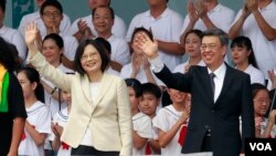 资料照：台湾新总统蔡英文和副总统陈建仁在就职典礼上挥手致意（2016年5月20日）