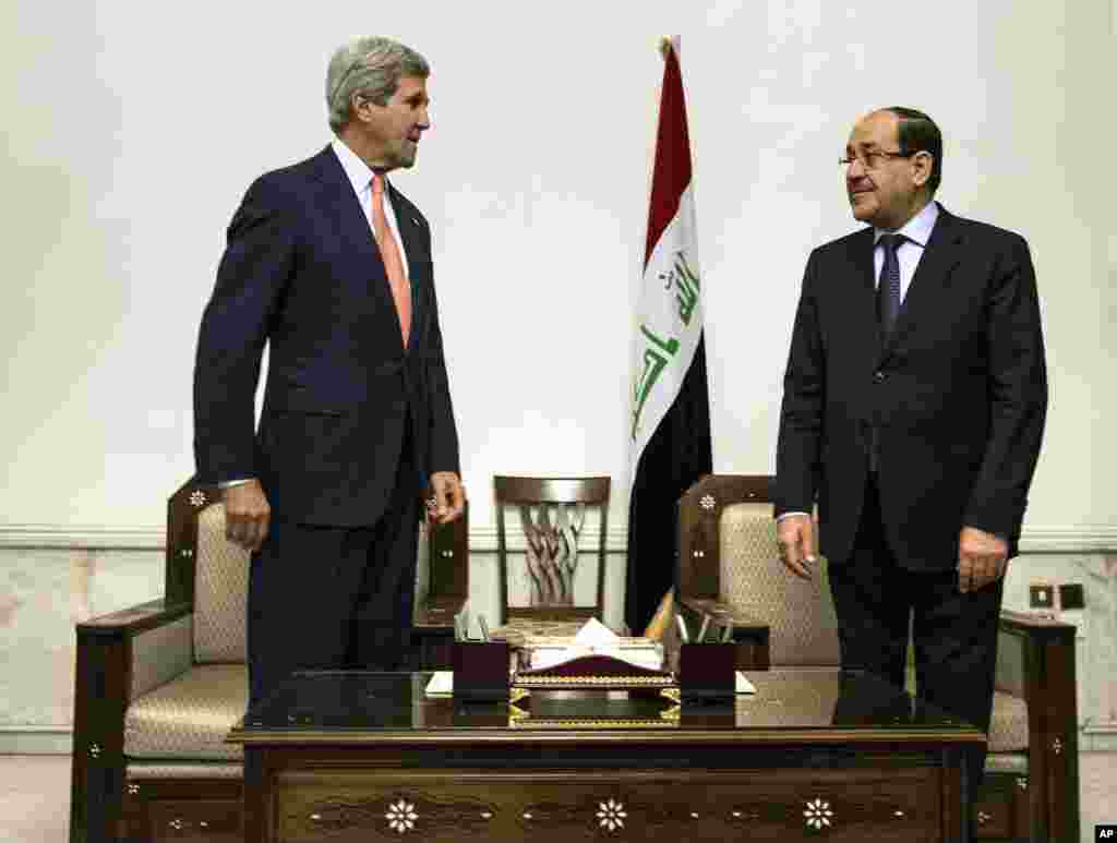 AQSh Davlat kotibi Jon Kerri (chapda) Iroq Bosh vaziri Nuri al-Malikiy bilan, Bag&#39;dod, Iroq, 23-iyun, 2014-yil. &nbsp;