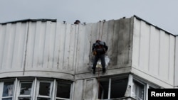 Будівля, що за повідомленнями, постраждала від атаки дрона в Москві