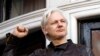Pendiri WikiLeaks Julian Assange menyapa pendukungnya di luar Keduataan Besar Ekuador di London, pada 19 Mei 2017. (Foto: AP/Frank Augstein)