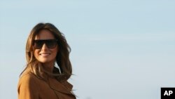 លោក​ស្រី Melania Trump អញ្ជើញ​ឡើង​យន្តហោះ កាលពី​ថ្ងៃទី១ ខែតុលា ឆ្នាំ២០១៨ នៅ​ក្នុង​មូលដ្ឋាន​ទ័ព​អាកាស Andrews Air Force Base ក្នុង​រដ្ឋ Maryland សម្រាប់​ទស្សនកិច្ច​ទៅ​ទ្វីប​អាហ្វ្រិក​របស់​លោកស្រី។