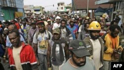 Công nhân mỏ đồng và vàng thuộc công ty Freeport biểu tình trong tỉnh Papua, Indoniesia