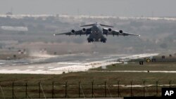 Turkiyaning "Inchirlik" aerodromidan samoga ko'tarilayotgan AQSh harbiy samolyoti 