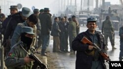 La policía de Afganistán patrulla en Kabul tras un ataque suicida.