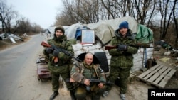 Ukrainalik isyonchilar Donetsk aeroporti yonida, 18-noyabr, 2014-yil